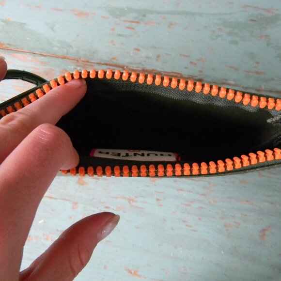 Hunter for Target Green Rubber Pouch Zipper Wristlet Small Bag Tote Make Up Bag - Picture 5 of 8